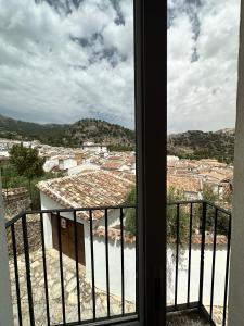 - une vue sur la ville depuis la fenêtre dans l'établissement Villa Grazalema casa rural con encanto, à Grazalema