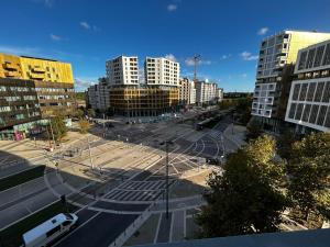 una calle vacía en una ciudad con edificios altos en Appartement cosy - Port Marianne - Garage sous sol, en Montpellier
