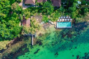 eine Draufsicht auf ein Haus mit Swimmingpool in der Unterkunft Camia Resort & Spa in Phu Quoc + 37 Fotos