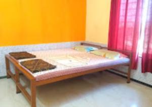 En eller flere senge i et værelse på Green Villa Resort Devgad