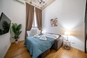 une chambre avec un lit avec deux serviettes dessus dans l'établissement [3 minutes from Piazza Maggiore] Historical flat, à Bologne