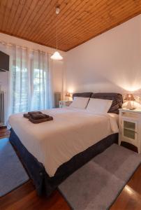 מיטה או מיטות בחדר ב-Kalavrita Mountain house