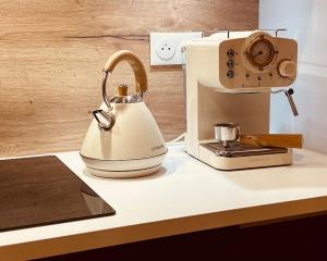 a white tea kettle and a toaster on a counter at Magnifique Loft rénové-Quartier Culturel - Bureau in Pau