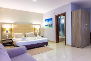 Un pat sau paturi într-o cameră la Hotel Fénix