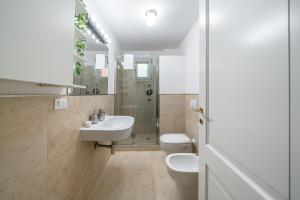 La salle de bains est pourvue de 2 toilettes, d'un lavabo et d'une douche. dans l'établissement [3 minutes from Piazza Maggiore] Historical flat, à Bologne 12 autres photos