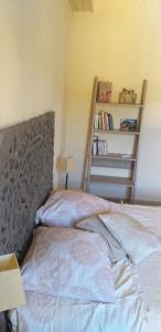 מיטה או מיטות בחדר ב-La Maison du Bonheur