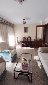 貝萊斯－馬拉加的住宿－Piso Vélez Málaga，客厅配有沙发和桌子