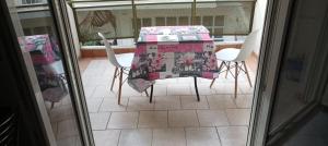 een tafel en stoelen met een tafelkleed op een tafel bij Fotini studio in Thessaloniki