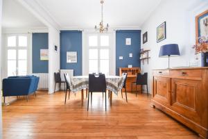 a dining room with blue walls and a table and chairs at Appt 5 pers au coeur de Dinard classé 2 étoiles in Dinard
