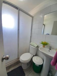 Baño blanco con aseo y lavamanos en HOSTAL LA CASONA ALFREDO CAMPOS, en Ovalle