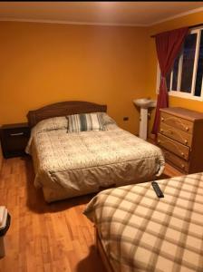 1 dormitorio con 2 camas y vestidor en HOSTAL LA CASONA ALFREDO CAMPOS en Ovalle