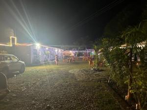 een groep mensen die 's nachts voor een gebouw staan bij The FnF Resort & Camping - Rishikehs in Rishīkesh