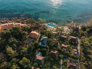 eine Luftansicht eines Resorts am Wasser in der Unterkunft Camia Resort & Spa in Phu Quoc