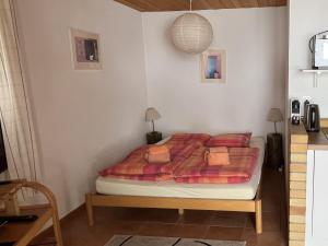 um quarto com uma cama num quarto em LES RHODOS 1 em Les Crosets