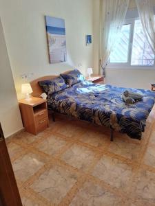 Schlafzimmer mit einem Bett und einem Fenster in der Unterkunft Lo Pagán 2 bed 2 bath apartment in San Pedro del Pinatar