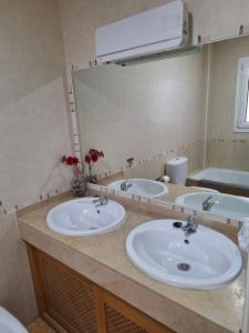 ein Badezimmer mit zwei Waschbecken und einem großen Spiegel in der Unterkunft Lo Pagán 2 bed 2 bath apartment in San Pedro del Pinatar