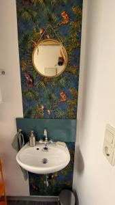 La salle de bains est pourvue d'un lavabo et d'un miroir. dans l'établissement Grand Central, 