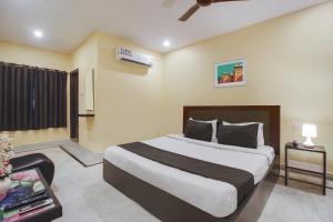 a bedroom with a large bed in a room at Super OYO Anuguna Tulasi Grand Near JNTU University Hyderabad in Kukatpalli