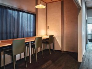 Asuke-chō的住宿－小鳩屋，一间带木桌和椅子的用餐室