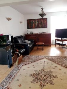 sala de estar con sofá y mesa en Maison jardin porte de paris, en Vitry-sur-Seine