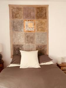 - une chambre avec un lit et un mur en briques dans l'établissement Penthouse Sitges, à Sitges