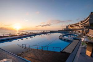a swimming pool with the ocean in the background at Arribas Sintra Hotel in Sintra