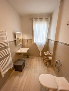 a small bathroom with a toilet and a sink at AGRITURISMO LE GHIRLANDE in Valeggio sul Mincio