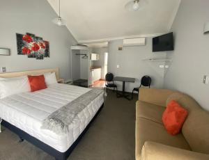 Postel nebo postele na pokoji v ubytování Lakeside Taupo Motel