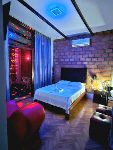 um quarto com uma cama e uma parede de tijolos em MORALES BUNGALOWS em Tarapoto