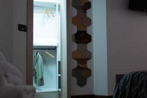 um quarto com uma porta com um armário com uma prateleira em ALTROVE b&b em Acquaviva delle Fonti