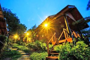 Vrt pred nastanitvijo The Cobble Beach Hotel- Phi Phi Island