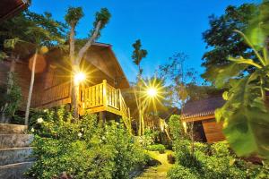 Vrt pred nastanitvijo The Cobble Beach Hotel- Phi Phi Island