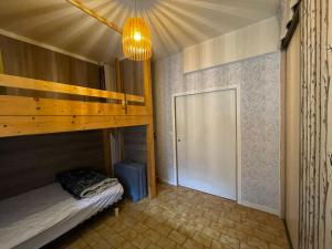 Vénosc-Les 2 Alpes , Rez de jardin tesisinde bir ranza yatağı veya ranza yatakları