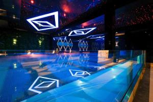 Aparthotel Diamond SPA Aqua内部或周边的泳池