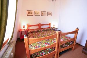 a bedroom with two bunk beds with a colorful bedspread at IMMOBIRENT - Trilocale a 50 metri dalle Piste Sci in Case Arfel
