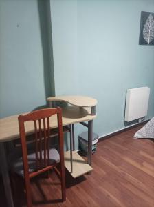 una mesa de madera y una silla junto a un escritorio en Habitación2 piso lavanda, en Villena