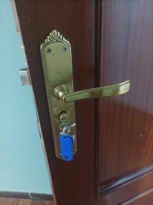 ビリェーナにあるHabitación2 piso lavandaの木製のドアの施錠付きドアノブ