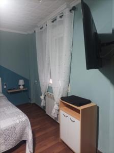um quarto com uma cama e uma televisão na parede em Habitación2 piso lavanda em Vilhena