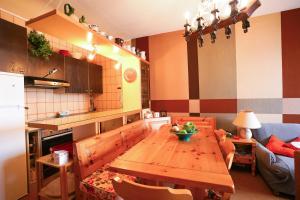 uma cozinha com uma mesa de madeira num quarto em TRILOCALE sulle PISTE DA SCI em Case Arfel