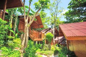 Vrt pred nastanitvijo The Cobble Beach Hotel- Phi Phi Island