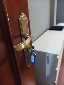a bronze door knob with a blue tag on it at Habitación3 Villena lavanda in Villena