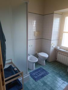 a bathroom with a toilet and a bidet at Tormalina rosa presso La Bordona in Vignale