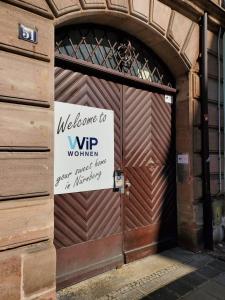 a door with a welcome to wph women sign on it at NEU: Zentral gelegene, stilvoll eingerichtete Zimmer mit eigener Teeküche in Nuremberg