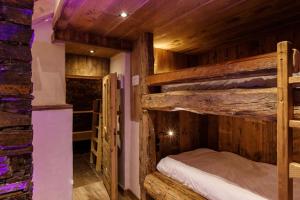 a bedroom with two bunk beds in a cabin at Superbe logement, jacuzzi extérieur, vue, sauna in Champagny-en-Vanoise