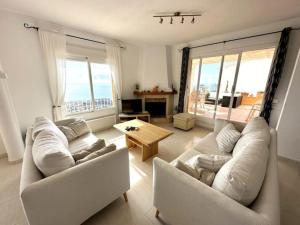 Χώρος καθιστικού στο Two Bedroom apartment with breath-taking views