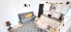 a living room with a couch and a table at R&B Guest House in Câmpulung Moldovenesc