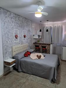 ein Schlafzimmer mit einem Bett mit zwei Rosen darauf in der Unterkunft Apartamento CondominioEuropa centro de barra mansa in Barra Mansa