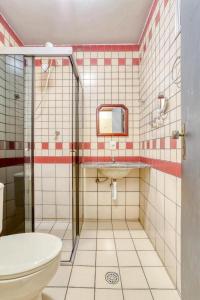 a bathroom with a toilet and a sink at Hotel Itajubá Classic - Goiânia in Goiânia