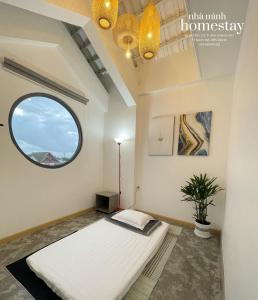 - une chambre avec un lit et une fenêtre dans l'établissement Nhà mình Homestay, à Rạch Giá