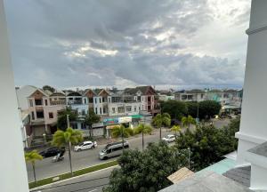 - une vue sur une rue de la ville avec des voitures et des bâtiments dans l'établissement Nhà mình Homestay, à Rạch Giá